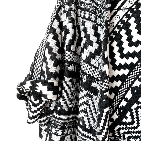 𝅺PLUSH Apparel Black White Fringe Boho Sweater Cardigan Wrap OS NEW - Picture 4 of 8